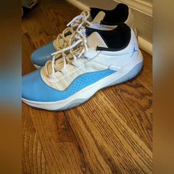 Clean barely worn Jordans - Picture 2 of 4